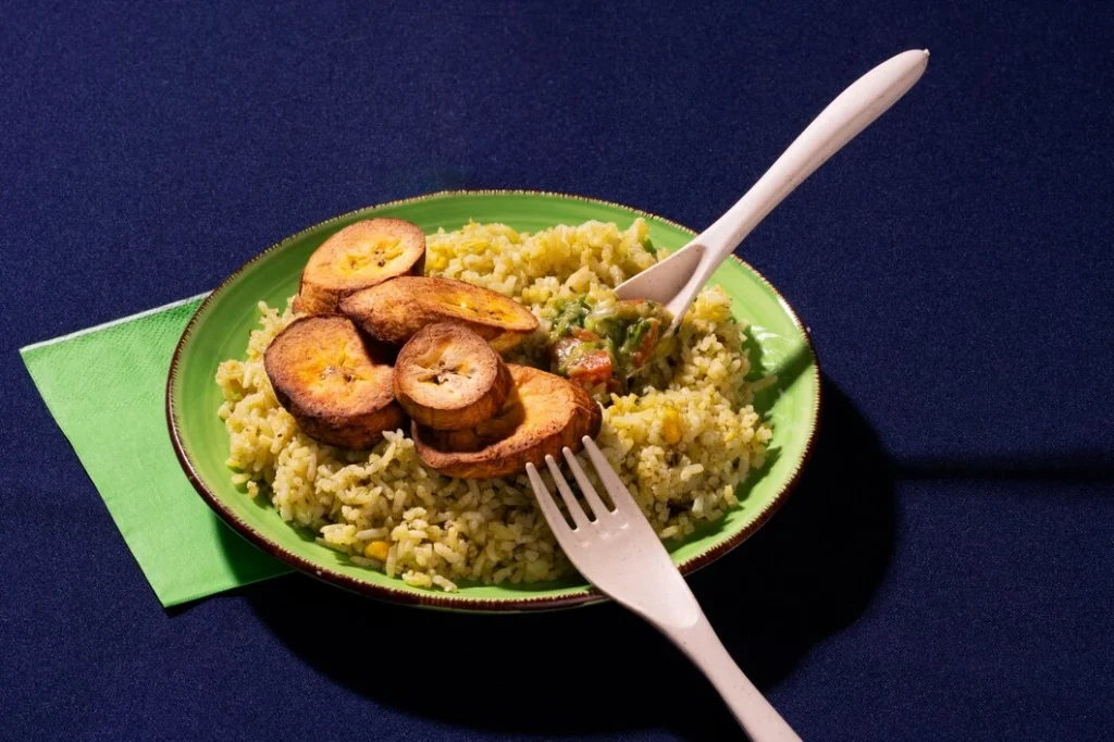 Arroz Verde cooking in a large skillet with a vibrant green color.