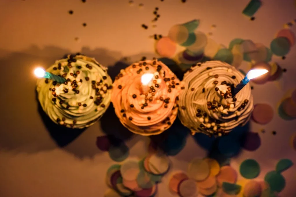 Elegant black-and-gold cake ideal for sophisticated adult birthday party ideas.