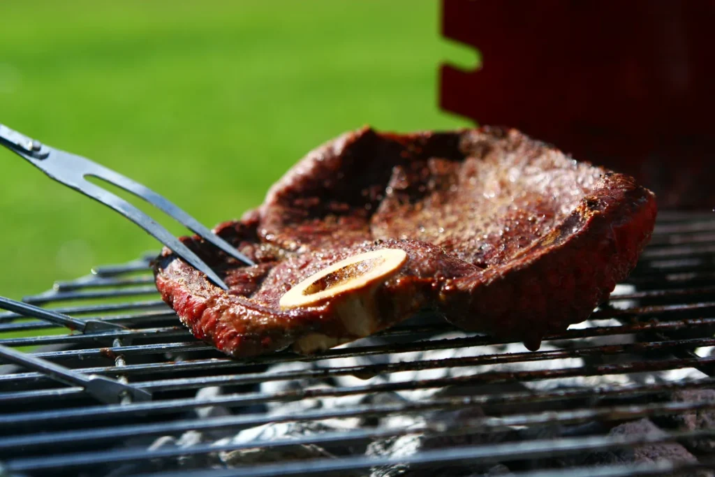 Visual steak cooking chart showing temperature guidelines to cook steaks perfectly from rare to well-done.